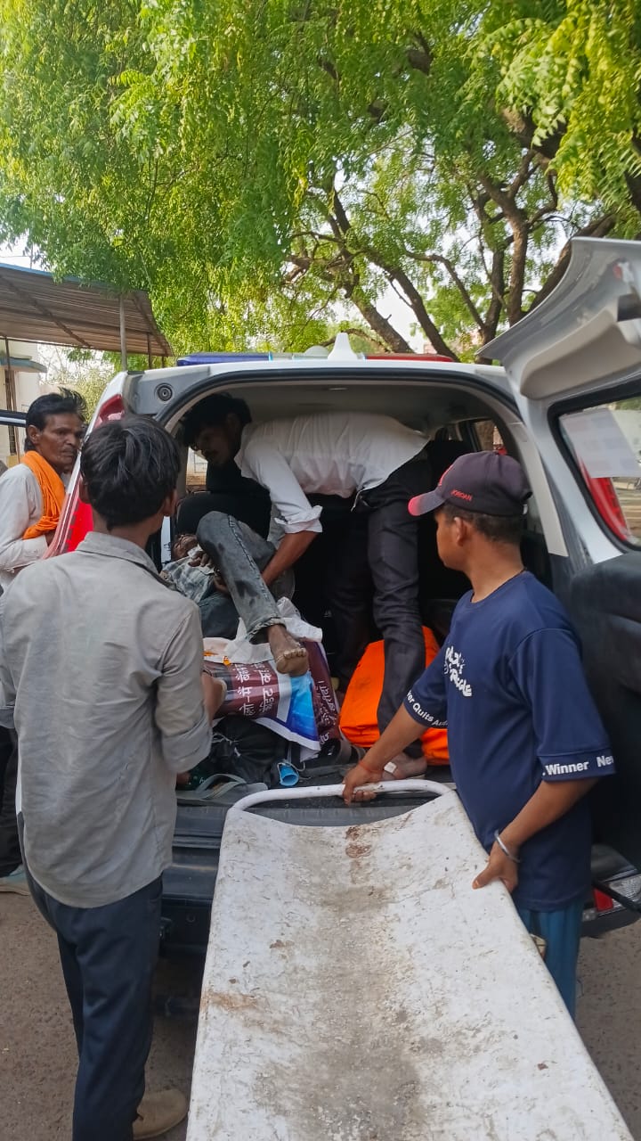टीकमगढ़ के थाना खरगापुर क्षेत्र में सड़क दुर्घटना में घायल हुए दो व्यक्तियों को, डायल-112 जवानों ने पहुँचाया अस्पताल।